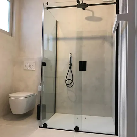 Between Bed & Breakfast